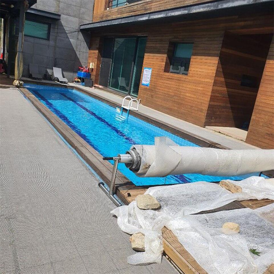 Inflatable swimming pool cover