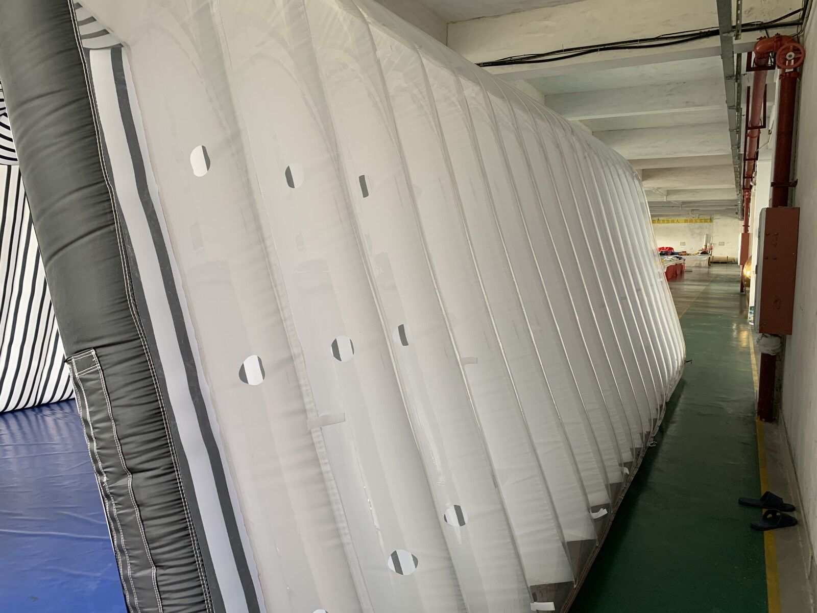 Inflatable display tunnel​