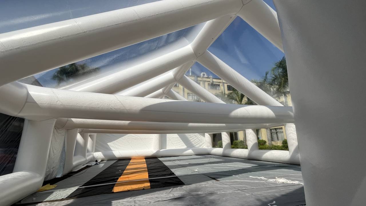 Large inflatable Enclosure