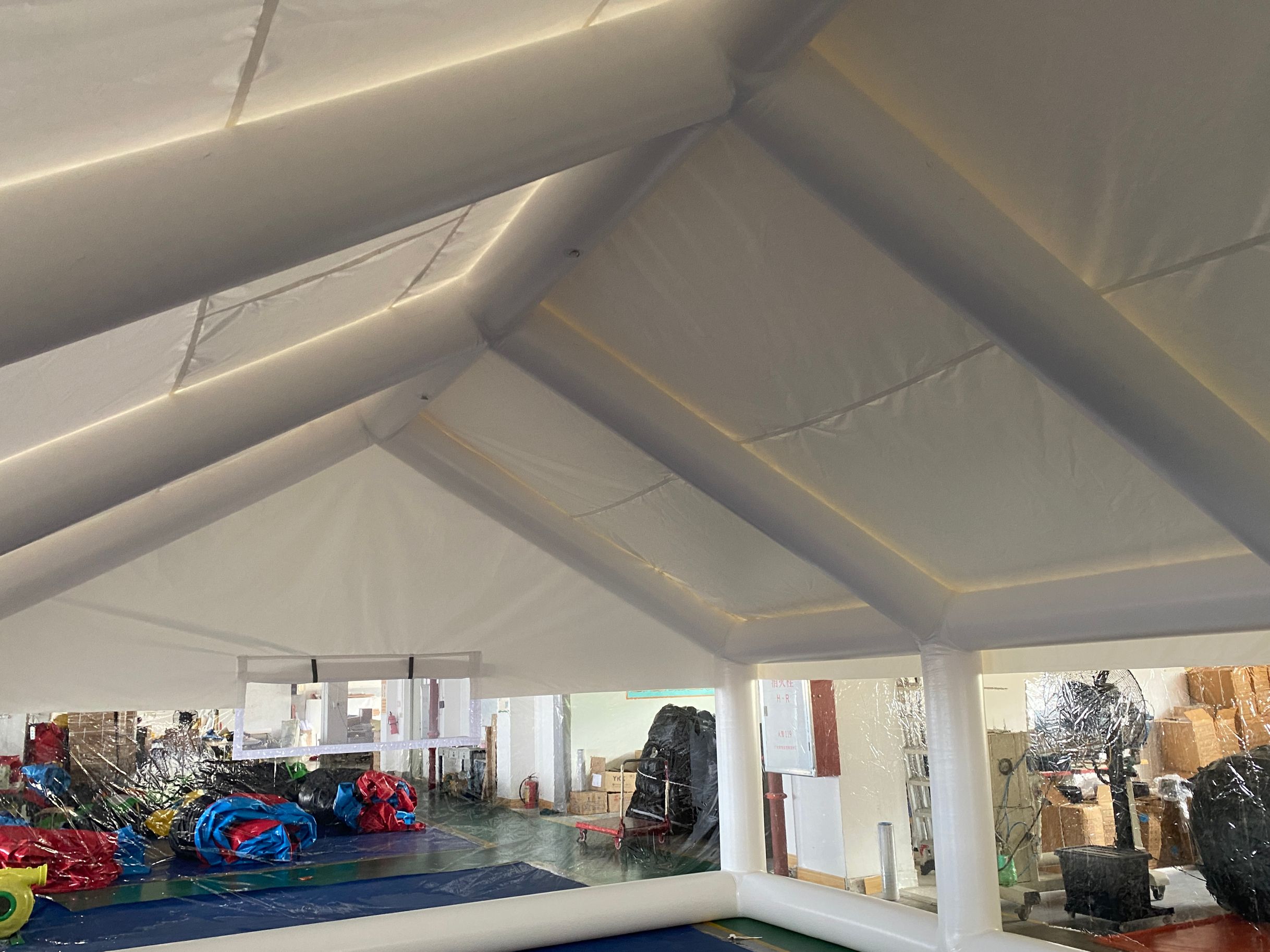 Inflatable pool cover