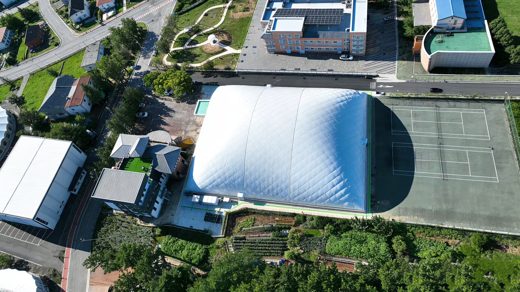Inflatable tennis dome