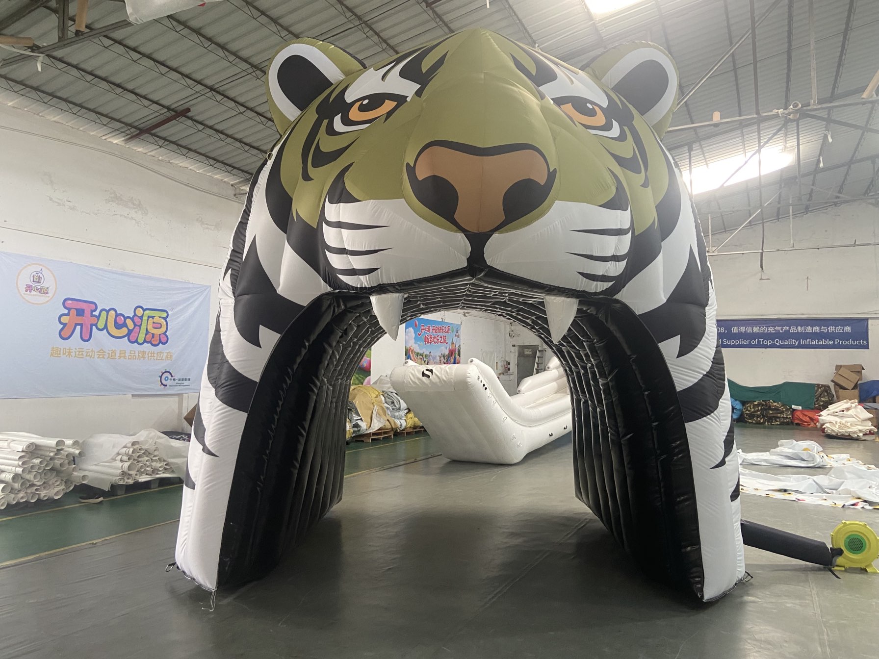 Inflatable tiger tunnel