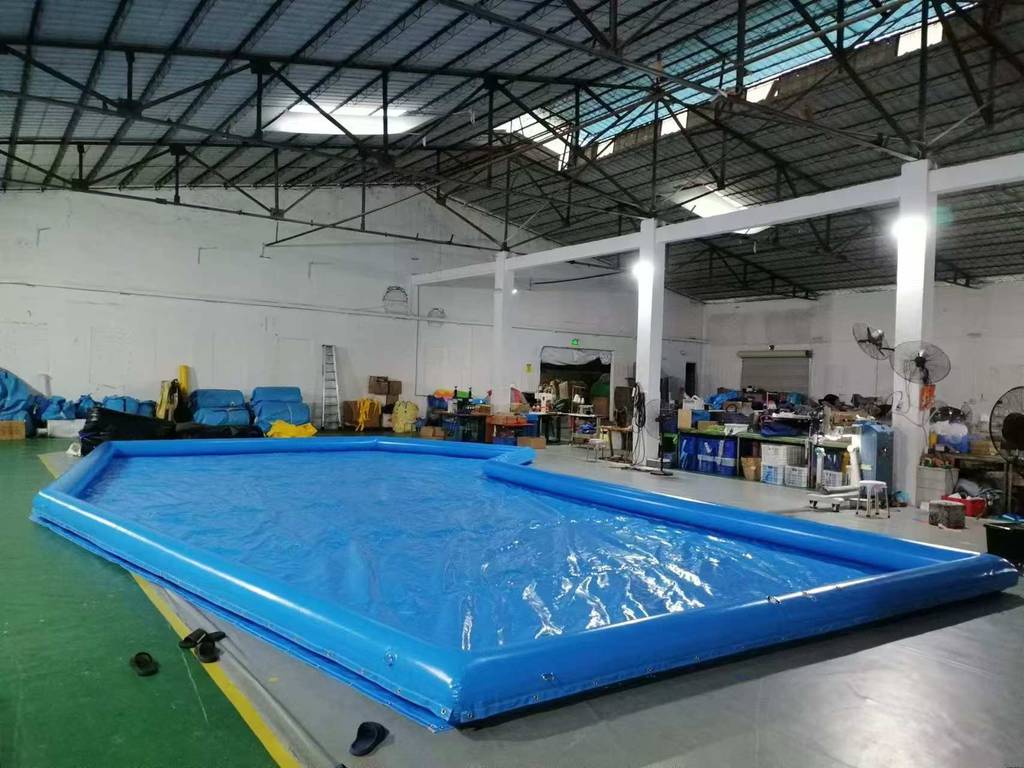 Heavy duty inflatable pool cover for inground pool